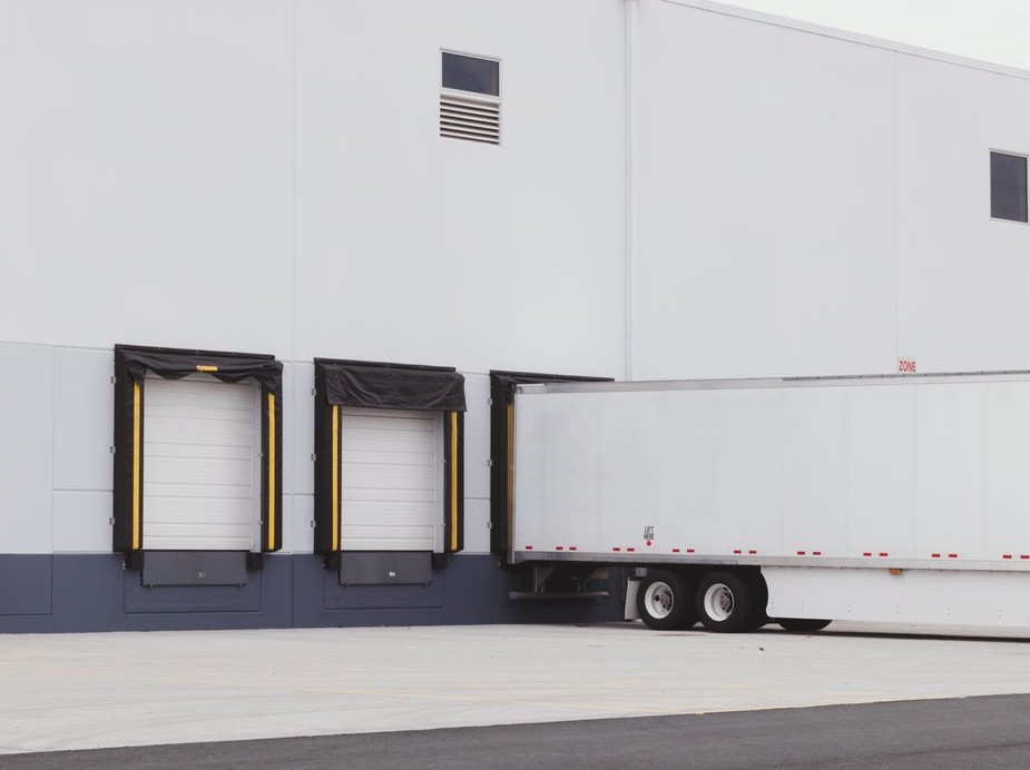 truck-at-loading-bay_WPS图片.jpg